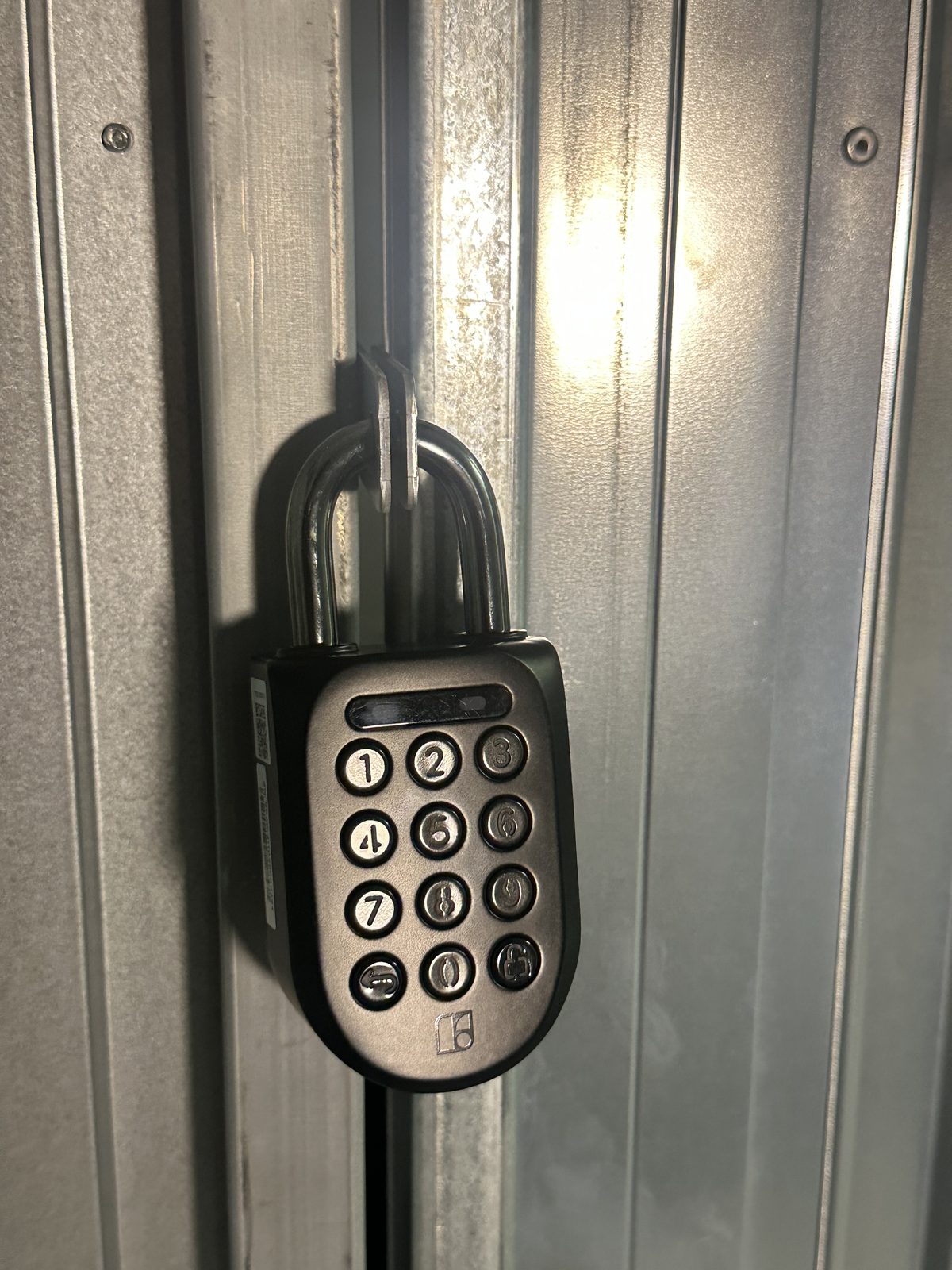 Smart Lock mit Zahlencode an einer Lagereinheit